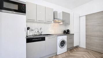 Fridge, microwave, stovetop, dishwasher