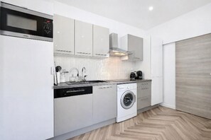 Fridge, microwave, stovetop, dishwasher - Palais des Festivals à 3 Minutes - Rue Felix Faure (Cannes)