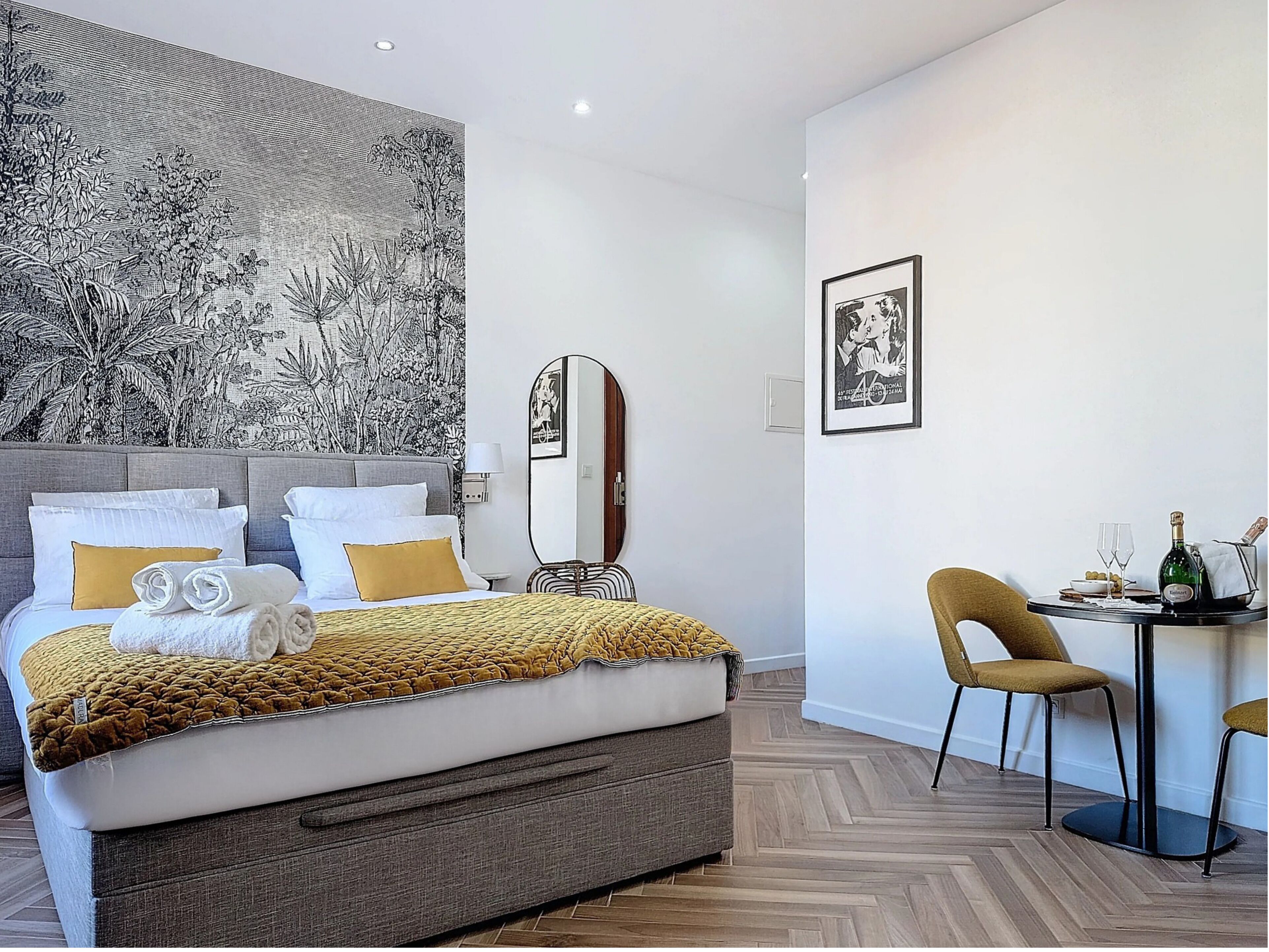 Bureau, fer et planche à repasser, Wi-Fi gratuit, draps fournis