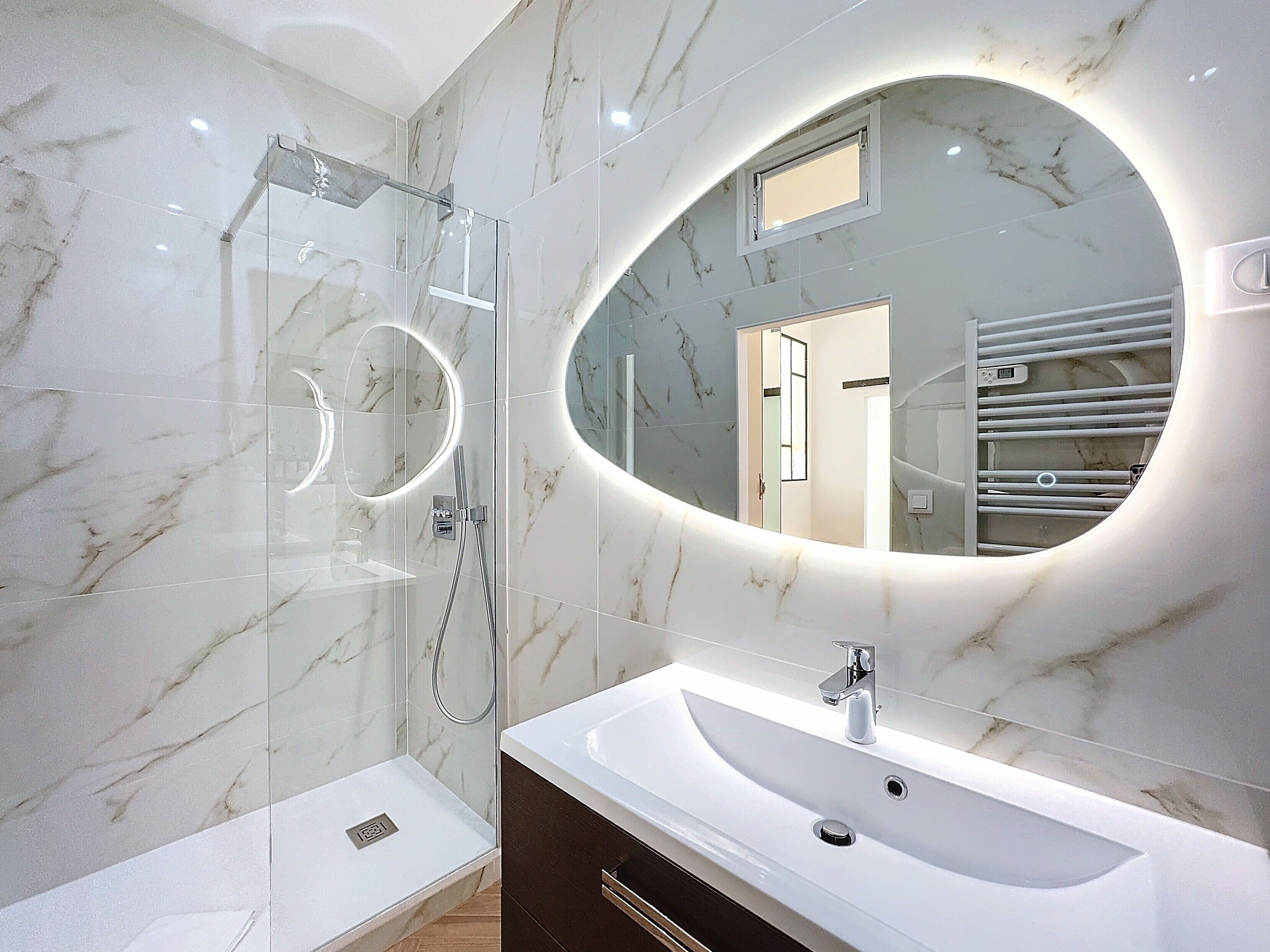 Dusch, hårtork, handdukar och tvål