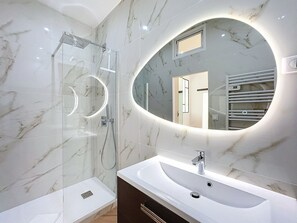 Dusch, hårtork, handdukar och tvål