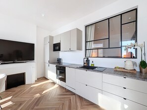 Kühlschrank, Mikrowelle, Ofen, Herdplatte