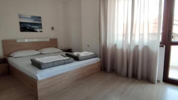 2 habitaciones, tabla de planchar con plancha, wifi y ropa de cama