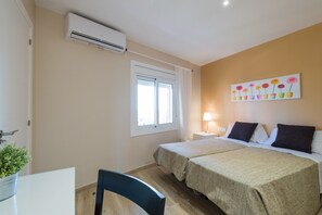 3 chambres, fer et planche à repasser, Wi-Fi, draps fournis