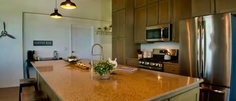 Réfrigérateur, micro-ondes, four, plaque de cuisson