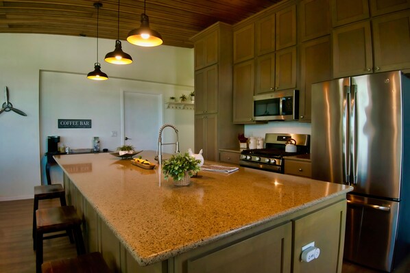 Geladeira, micro-ondas, fogão, cooktop