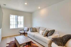 TV connectée, table de tennis de table, livres