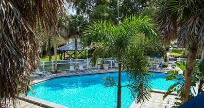 Family Townhouse Resort Next to Disney Entrance
