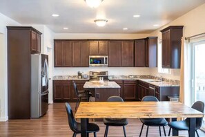 Dining - Scenic Views with Game Room (Eagle Mountain)