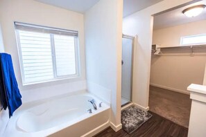 Hair dryer, towels, soap, shampoo - Scenic Views with Game Room (Eagle Mountain)