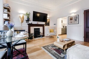 Living area - Bright and Modern Mayfair Apartment (London)