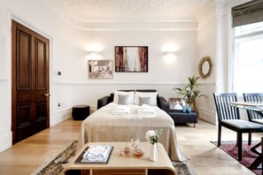 Basic Apartment - Bright and Modern Mayfair Apartment (London)