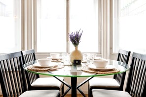 Dining - Bright and Modern Mayfair Apartment (London)