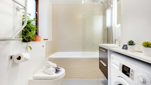 Basic Apartment | Bathroom | Hair dryer, towels, soap, shampoo - Bright and Modern Mayfair Apartment (London)