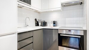Basic Apartment | Private kitchen | Fridge, microwave, oven, stovetop - Bright and Modern Mayfair Apartment (London)