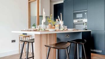 Basic Apartment | Private kitchen | Fridge, oven, stovetop, dishwasher