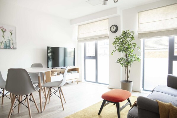 Basic Apartment | Dining - Modern Wandsworth Apartment (London)