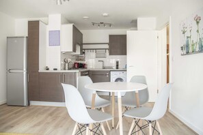 Appartement | Cuisine privée | Réfrigérateur, micro-ondes, four, plaque de cuisson