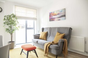 Basic Apartment | Living area - Modern Wandsworth Apartment (London)