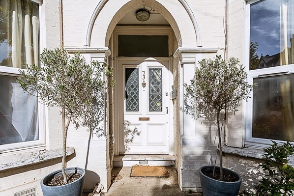 Property entrance - Charming Acton Dollhouse (London)