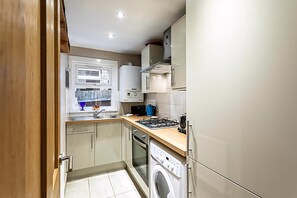 Apartment | Private kitchen - Charming Acton Dollhouse (London)