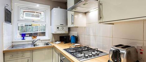Apartment | Private kitchen | Toaster, cookware/dishes/utensils, freezer, dining tables