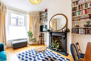 Apartment | Living room - Charming Acton Dollhouse (London)
