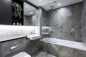 Basic Apartment | Bathroom | Hair dryer, towels, soap, shampoo