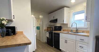 Super Clean, Cozy 3 Bedroom 2 Bath, Sleeps 6 close to Hereth Park
