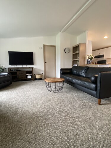 Super Clean, Cozy 3 Bedroom 2 Bath, Sleeps 6 close to Hereth Park