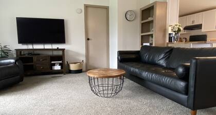 Super Clean, Cozy 3 Bedroom 2 Bath, Sleeps 6 close to Hereth Park