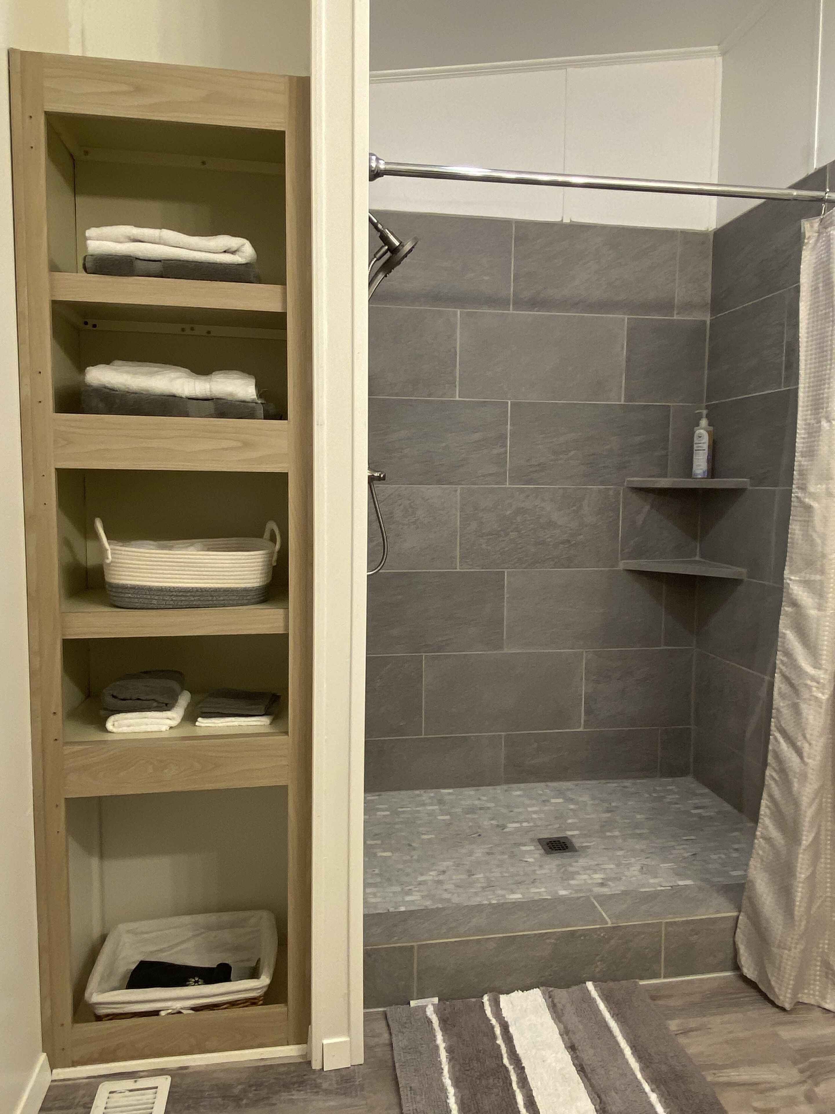 Douche, sèche-cheveux, serviettes fournies, savon