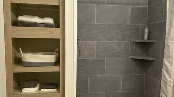 Douche, sèche-cheveux, serviettes fournies, savon