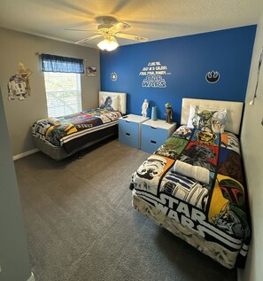 4 bedrooms, iron/ironing board, free WiFi, bed sheets - Encantada Resort with lake background. (Kissimmee)