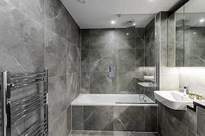 Basic Apartment | Bathroom | Hair dryer, towels, soap, shampoo - Beautiful 2 Bed Icon Tower Flat 5 (London)