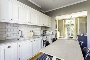 Basic Apartment | Private kitchen | Fridge, microwave, oven, stovetop - Idyllic Islington Flat (London)