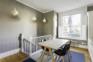 Appartement de base | Cuisine privée | Réfrigérateur, four à micro-ondes, un four, surface de cuisson