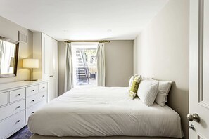 Basic Apartment | 2 bedrooms, desk, laptop workspace, iron/ironing board - Idyllic Islington Flat (London)