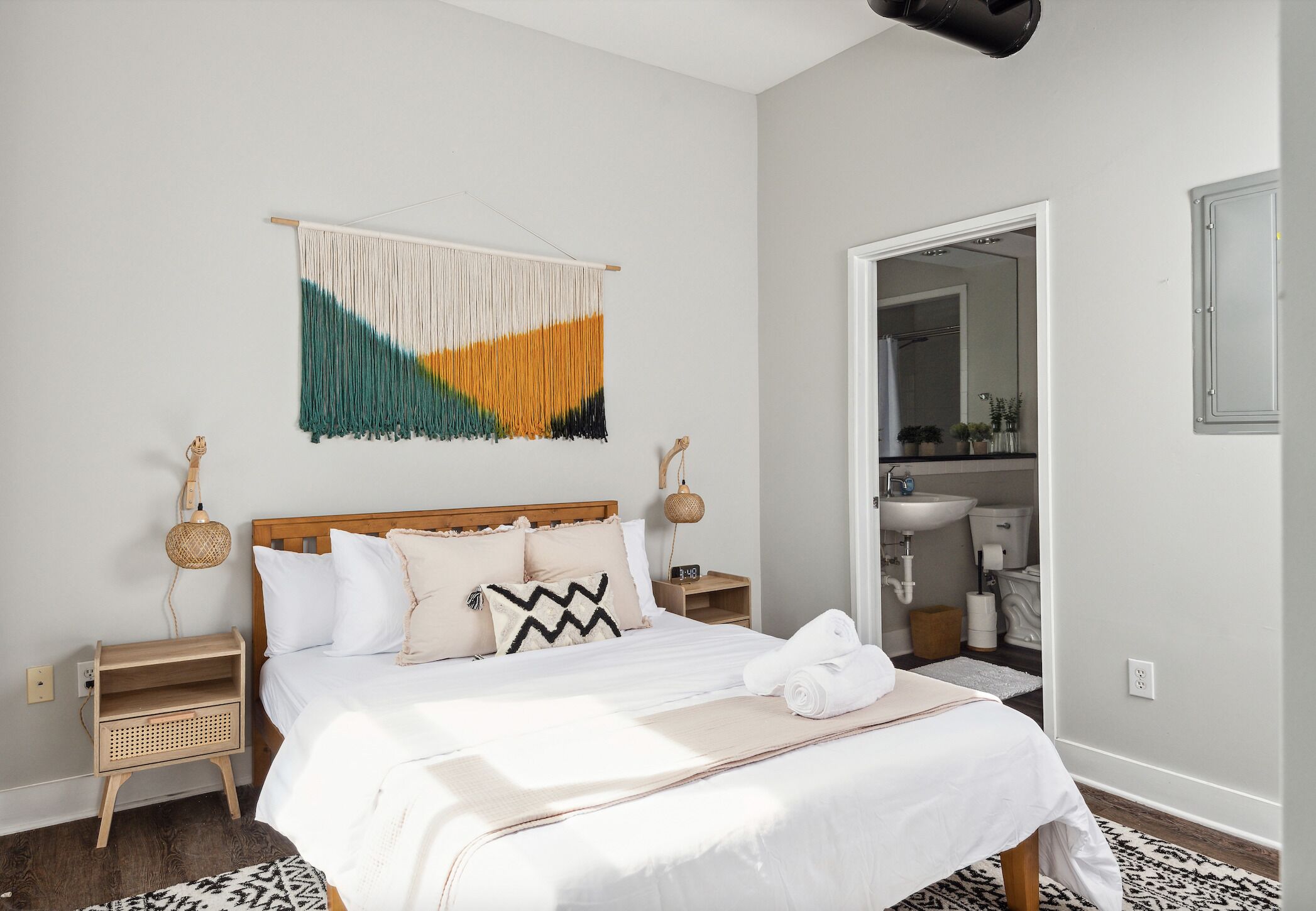 Charming Uptown Condo in Fourth Ward + Parking - near restaurants, bars, etc