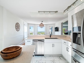 Private kitchen - Waterfront sleeps 13 2-Kings/Crib/1st flr sleeper
(Port Clinton)