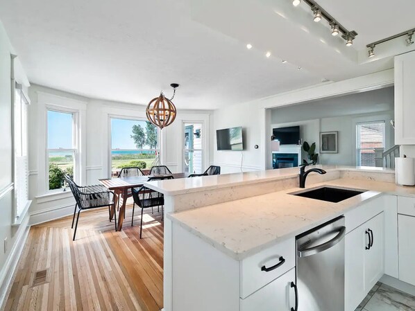 Private kitchen - Waterfront sleeps 13 2-Kings/Crib/1st flr sleeper
(Port Clinton)