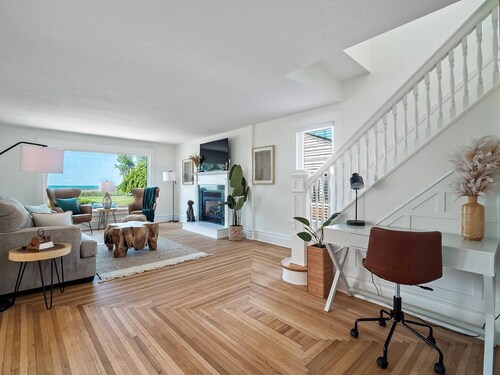 Waterfront sleeps 13 2-Kings/Crib/1st flr sleeper

