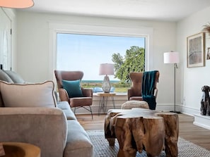 Living area - Waterfront sleeps 13 2-Kings/Crib/1st flr sleeper
(Port Clinton)