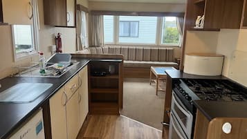 Chalet | Private kitchen | Fridge, microwave, oven, stovetop