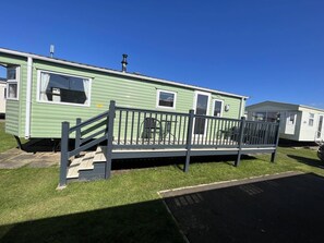 Chalet | Property grounds - Heacham Beach Coastal 2 Bedroom Chalet Retreat (King's Lynn)