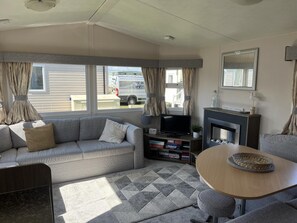 Chalet | Living area - Heacham Beach Coastal 2 Bedroom Chalet Retreat (King's Lynn)