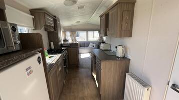 Chalet | Private kitchen | Fridge, microwave, oven, stovetop