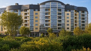 A multi-story hotel with a curved facade, balconies, and a sign indicating 'Park Residenz.' - Kurpark- Residenz App. 217 Seesicht, Kurparkallee 47, 27476 Cuxhaven- Döse (Cuxhaven)