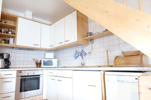 Kjøleskap, mikrobølgeovn, ovn og oppvaskmaskin