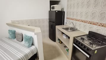 Apartamento familiar | Cocina privada | Frigorífico pequeño, placa de cocina, licuadora y plancha